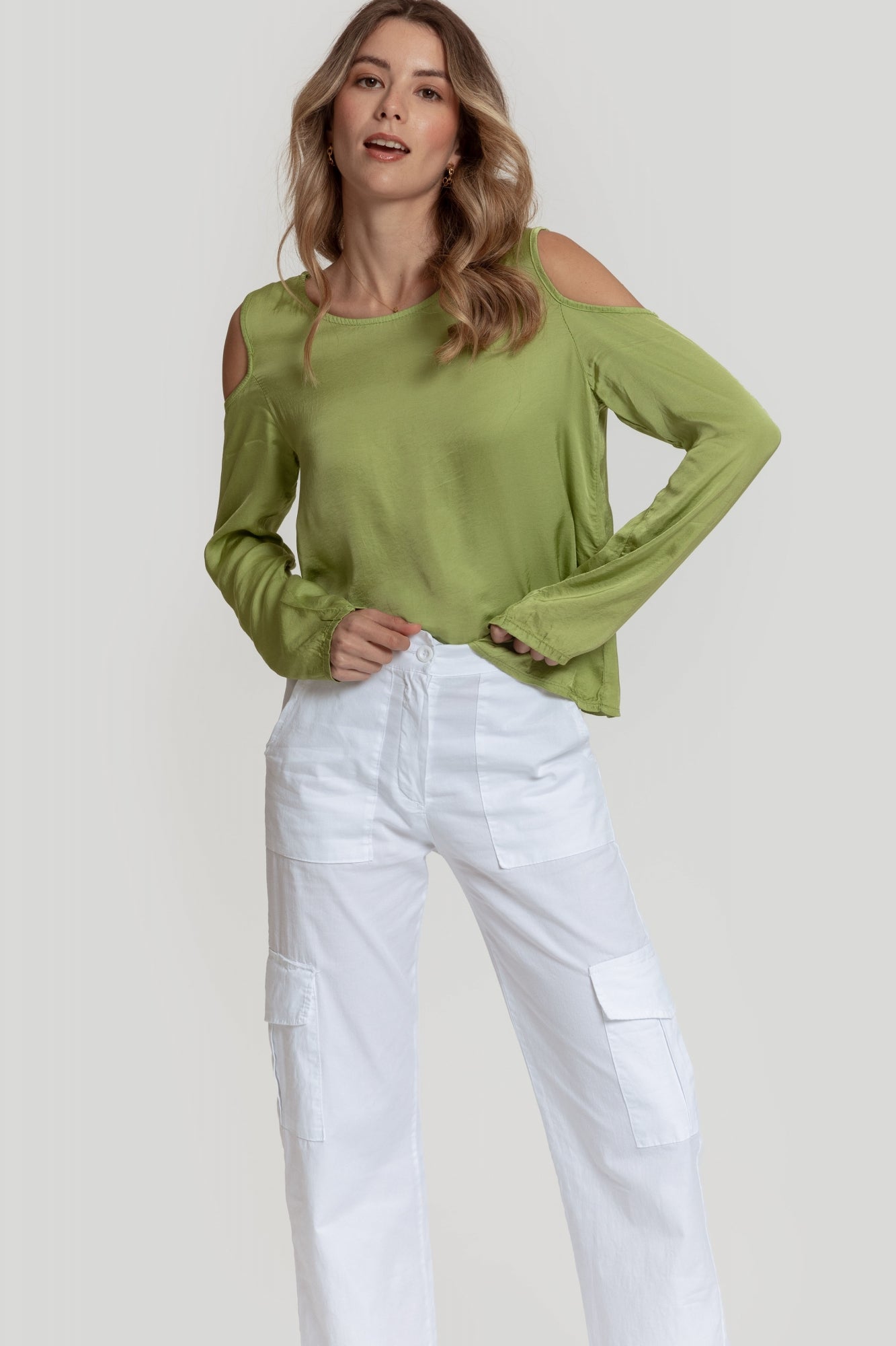 Long-sleeved blouse with bare shoulders