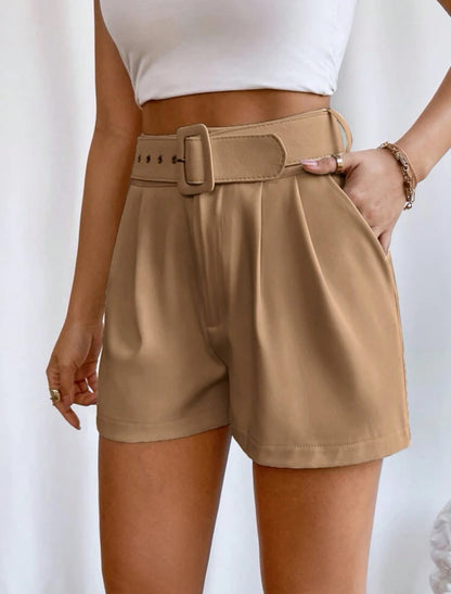 Short avec ceinture tissée légère.