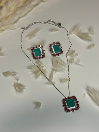 Ensemble de boucles d’oreilles + collier de forme carrée