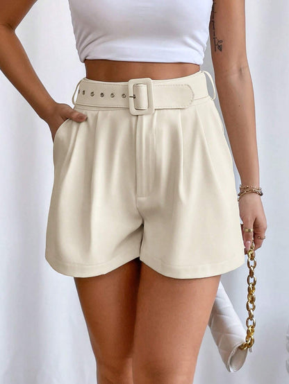 Short avec ceinture tissée légère.