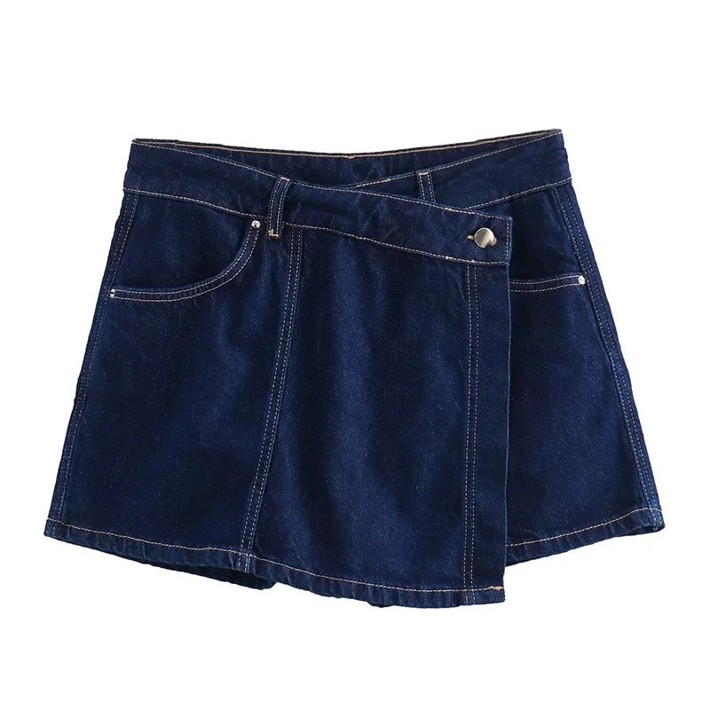 Ensemble jean, chemisier 2 pièces à manches courtes avec poches sur le devant. Shorts modèle jupe, tissu léger, idéal pour l'été.