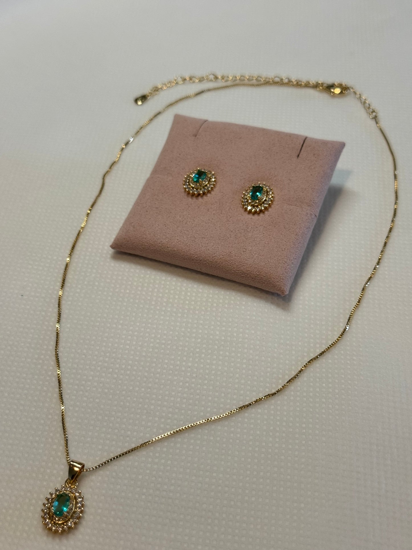 Ensemble avec boucles d'oreilles et collier délicat plaqué or.