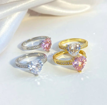 Delicate ring set with zirconia stones