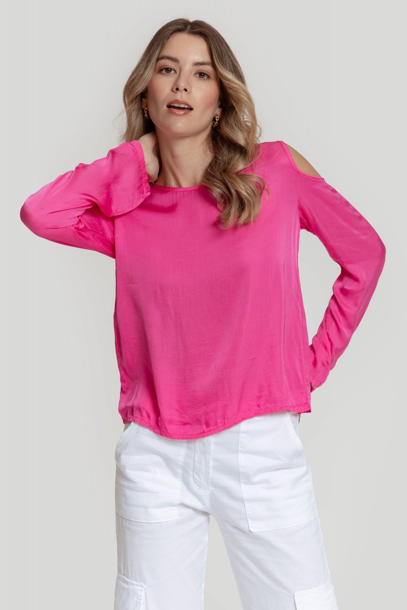 Long-sleeved blouse with bare shoulders