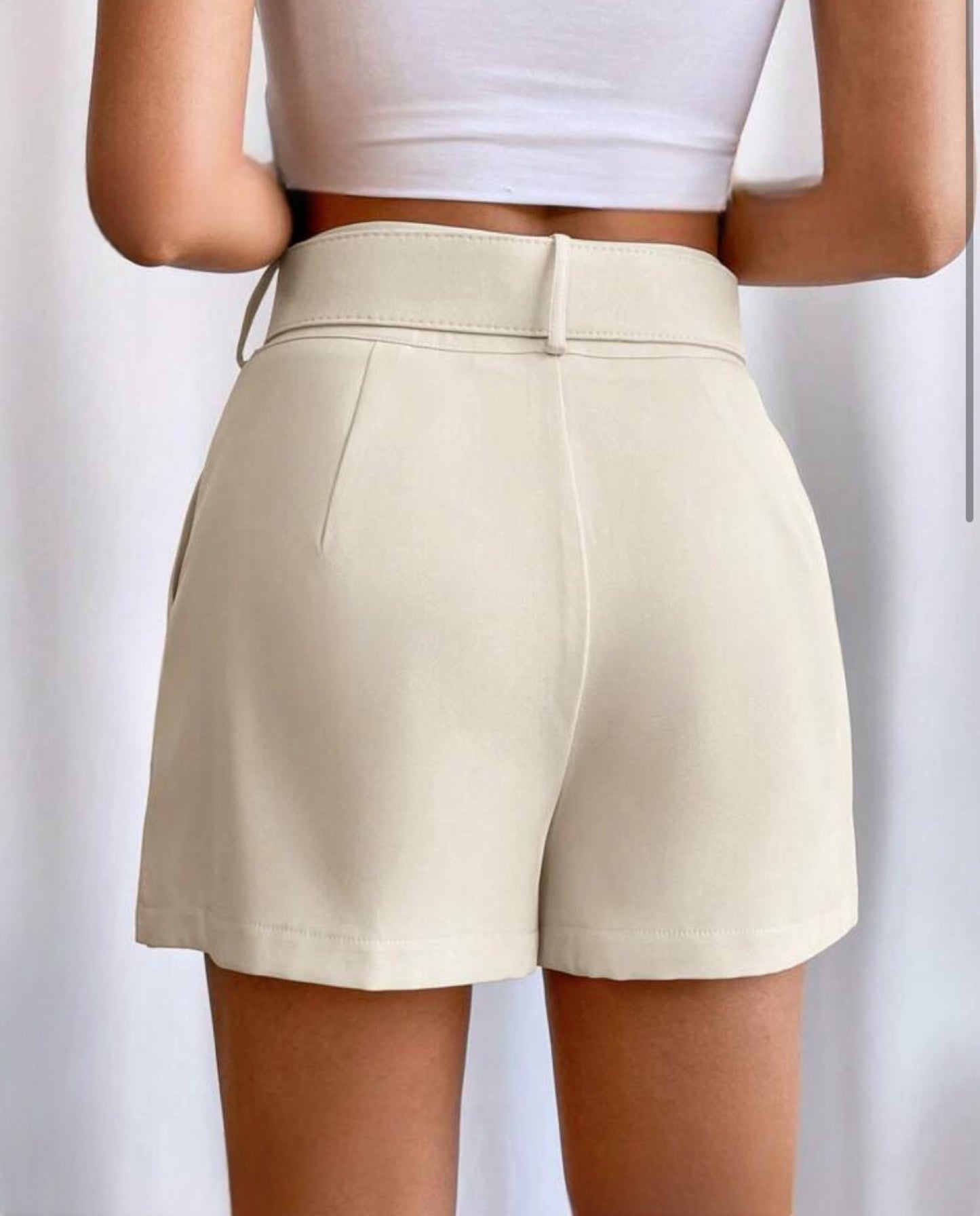 Short avec ceinture tissée légère.