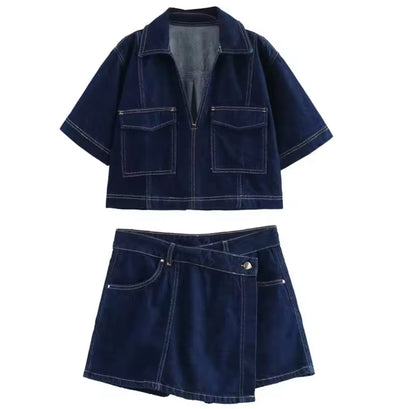 Ensemble jean, chemisier 2 pièces à manches courtes avec poches sur le devant. Shorts modèle jupe, tissu léger, idéal pour l'été.