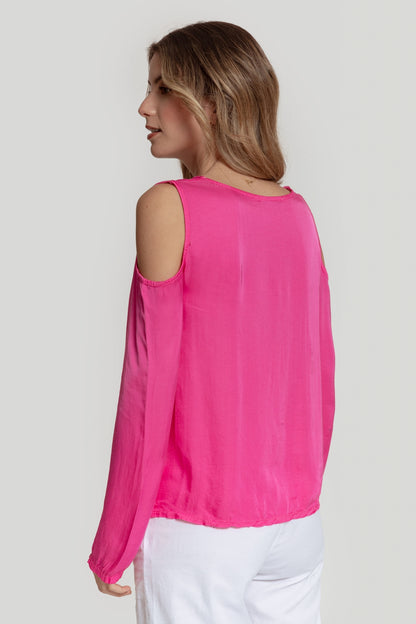 Long-sleeved blouse with bare shoulders