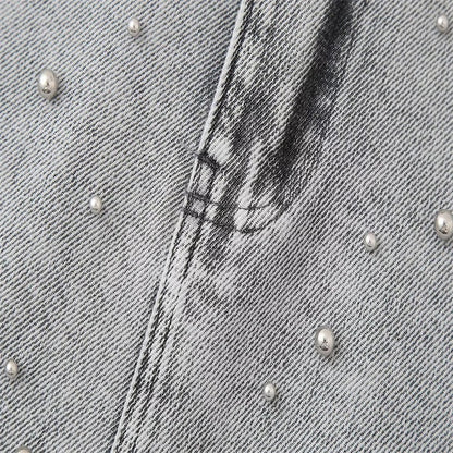 Jupe courte en jean avec perles sur le devant.