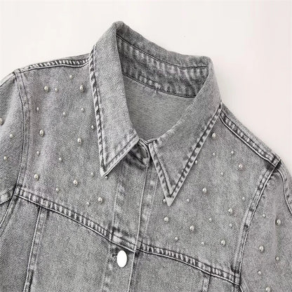 Veste en jean à manches longues avec perles sur le devant.