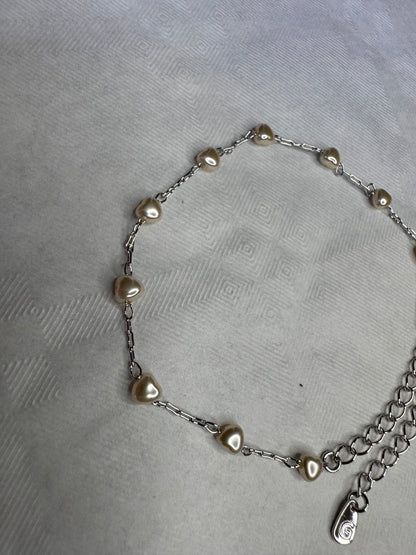 Bracelet de perles réglable en forme de coeur.