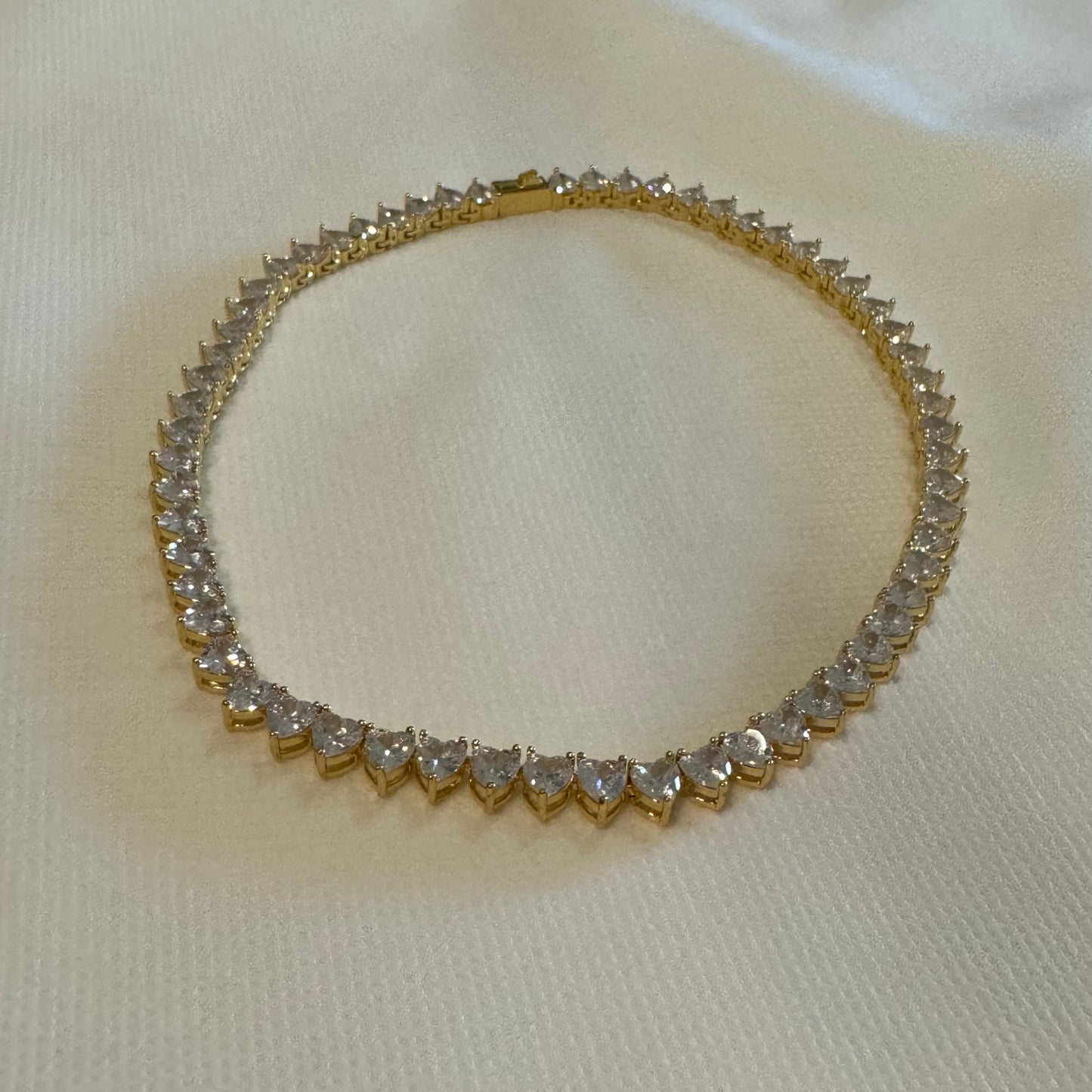 Collier parsemé de pierres de zircone en forme de coeur avec de petites pierres de 7mm.