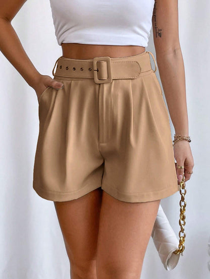 Short avec ceinture tissée légère.