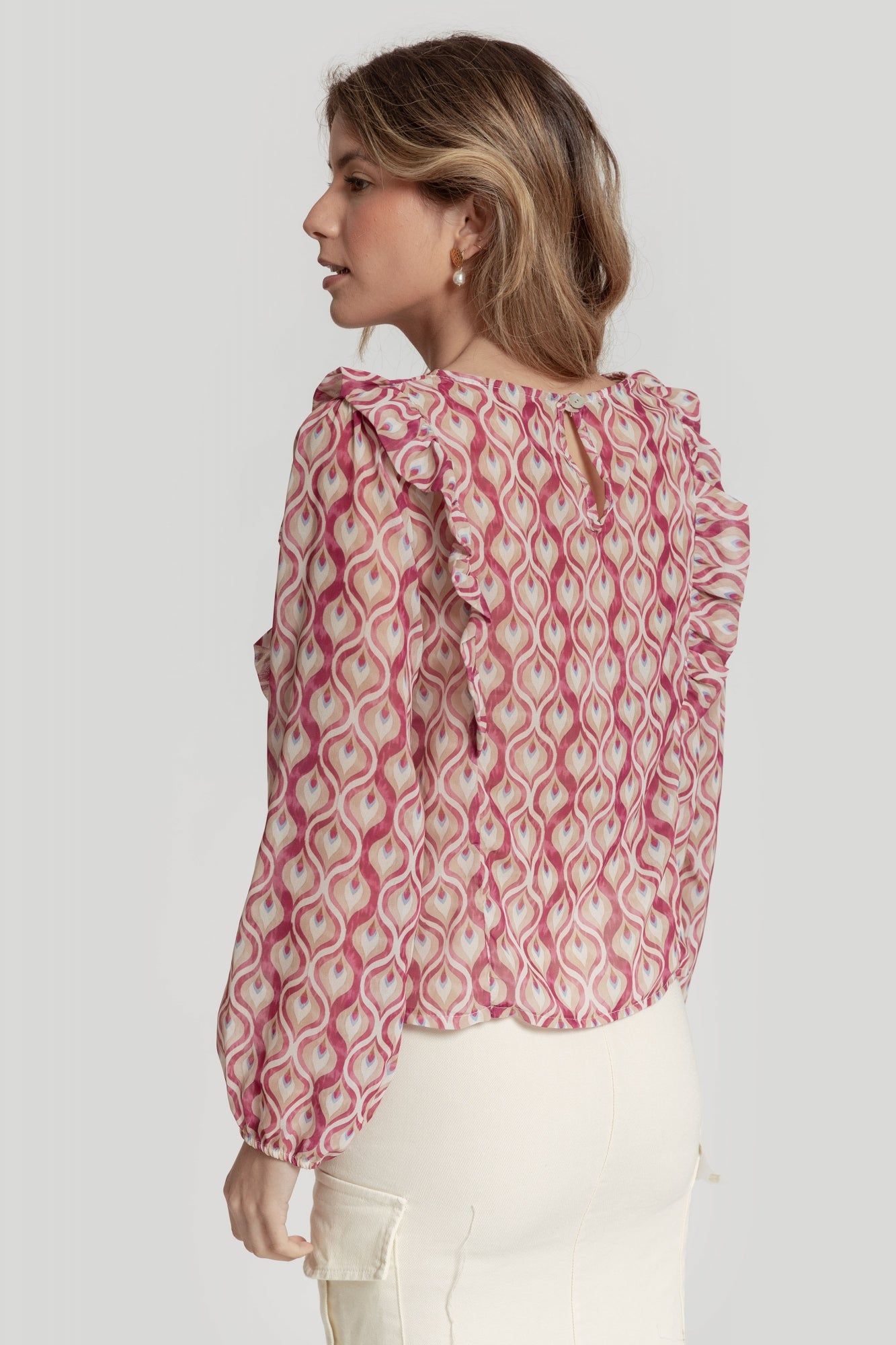 Blouse à manches longues, taille très bien, tissu fin