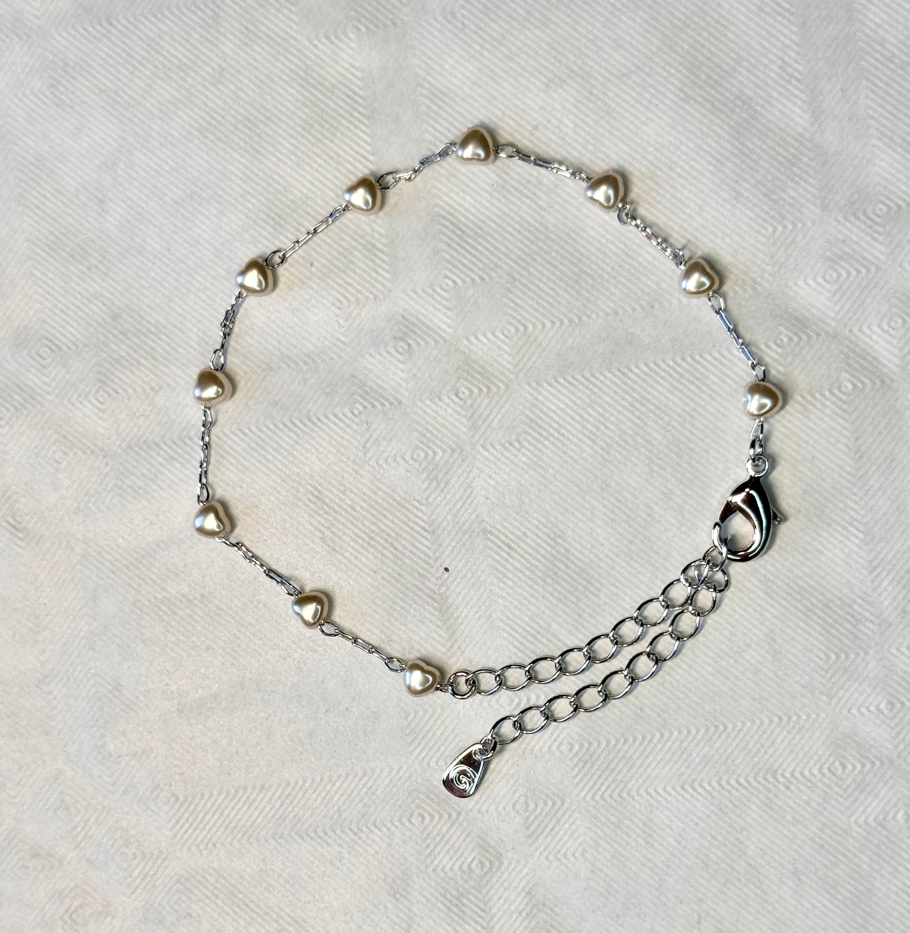 Bracelet de perles réglable en forme de coeur.