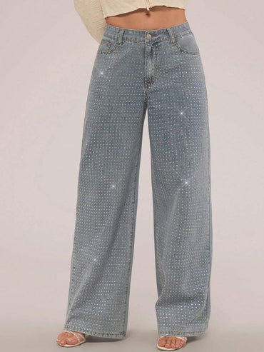 Pantalon Jean avec brillance sur les poches avant et arrière. se porte très bien.