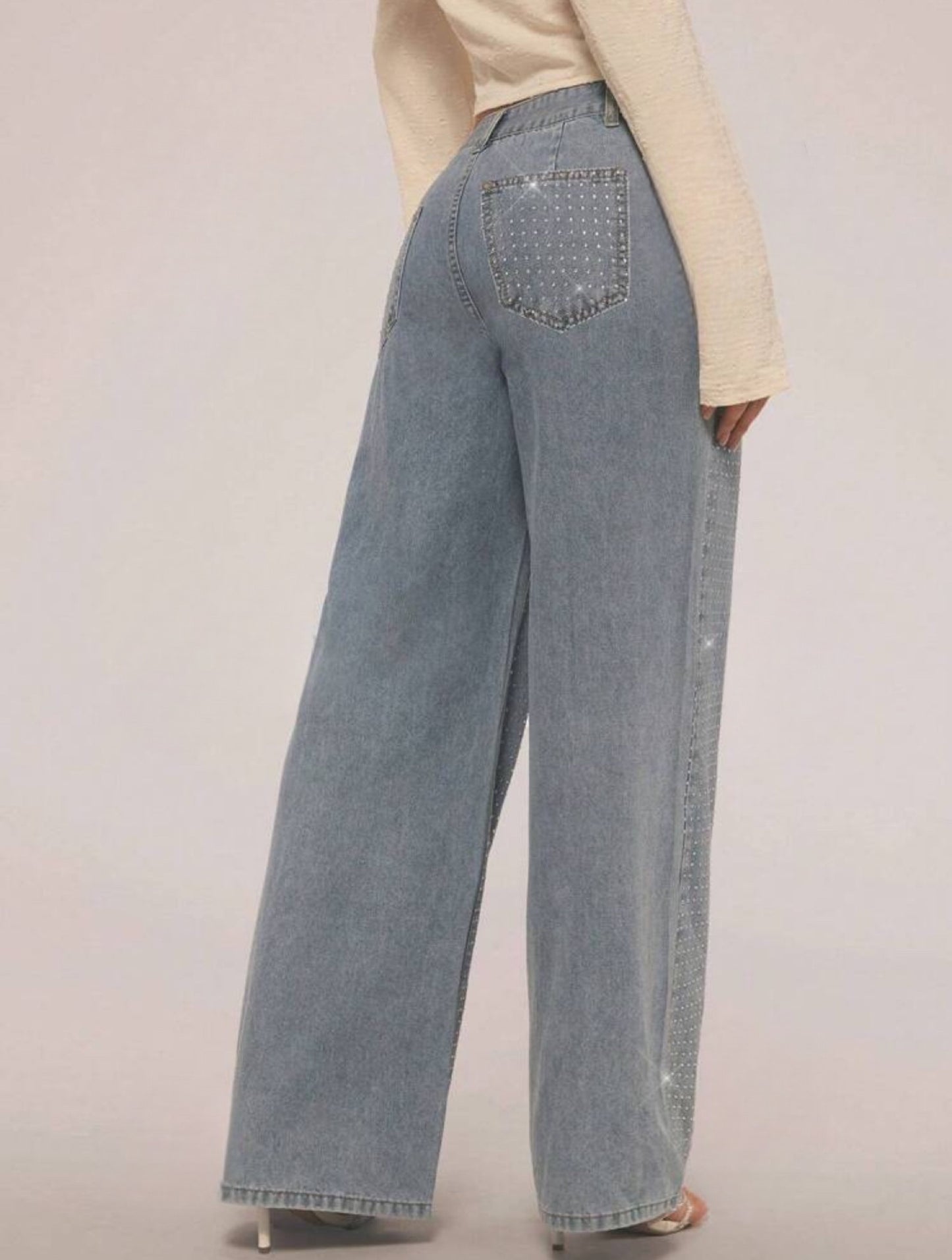 Pantalon Jean avec brillance sur les poches avant et arrière. se porte très bien.