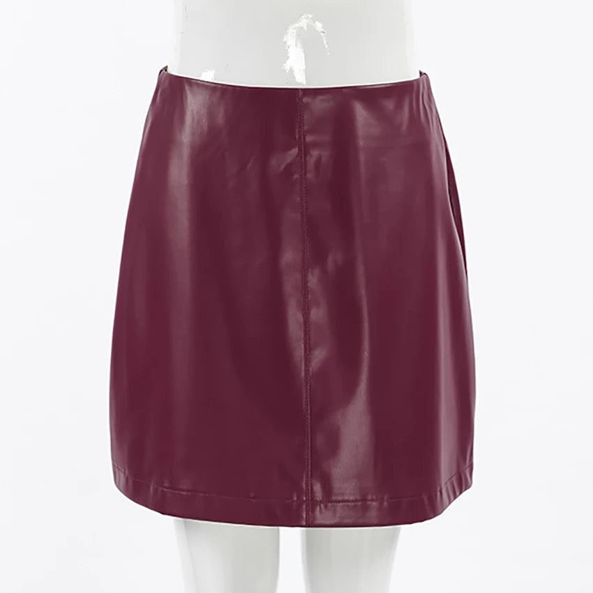 Jupe courte en cuir synthétique couleur bordeaux tendance automne hiver.