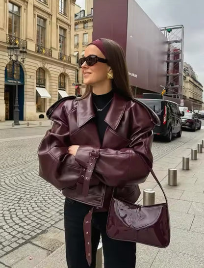 Veste en cuir synthétique, avec boucles sur la manche