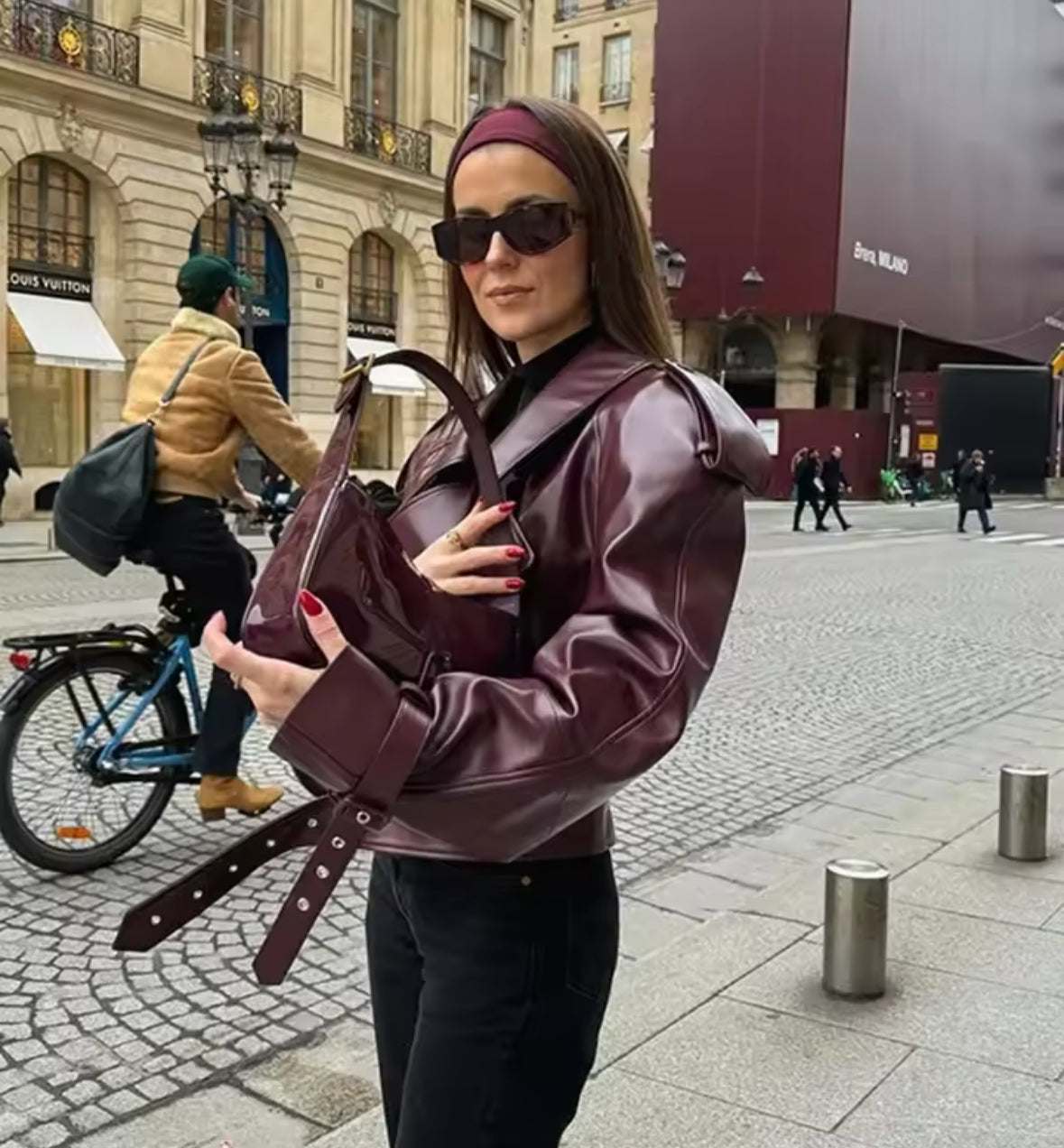 Veste en cuir synthétique, avec boucles sur la manche