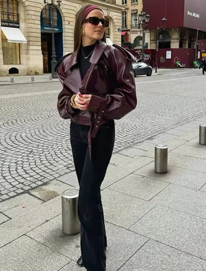 Veste en cuir synthétique, avec boucles sur la manche