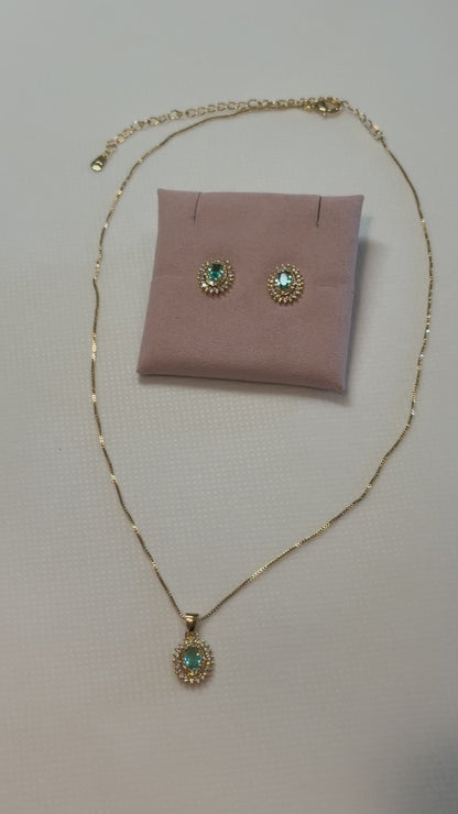 Ensemble avec boucles d'oreilles et collier délicat plaqué or.