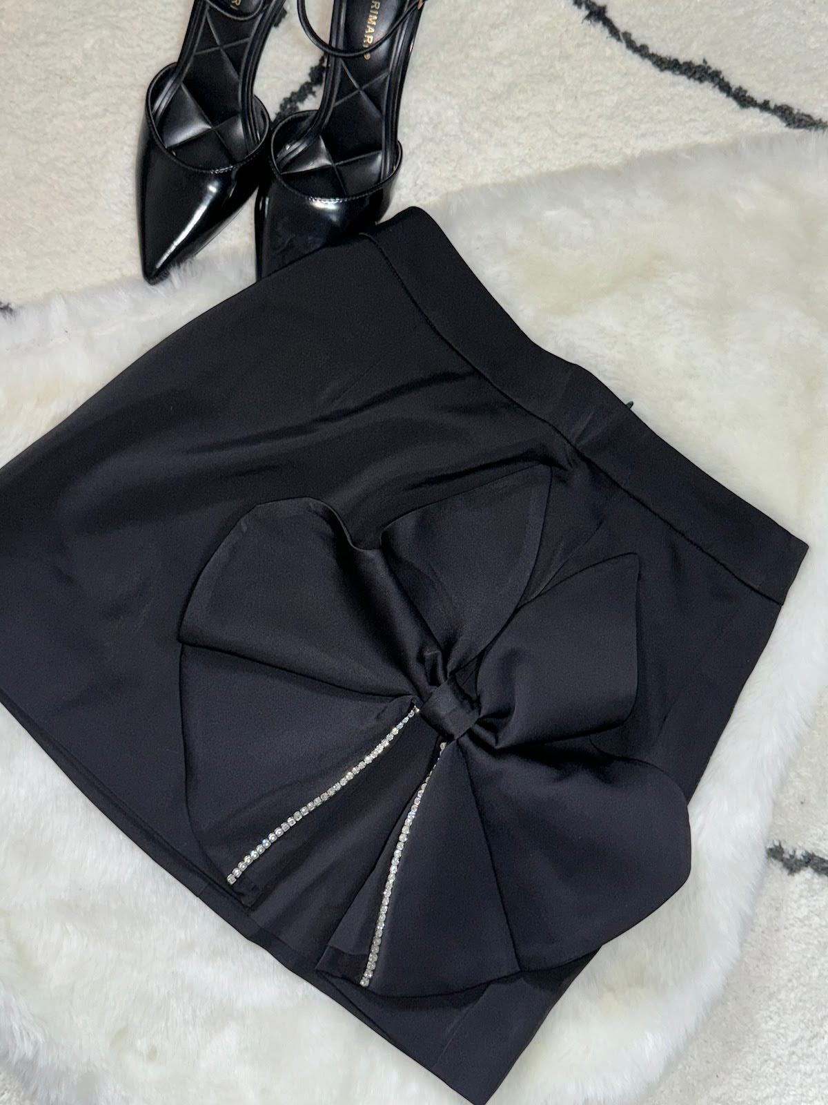 Skirt with slit on the sides and a bow with silver rhinestones