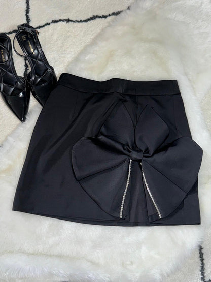 Skirt with slit on the sides and a bow with silver rhinestones